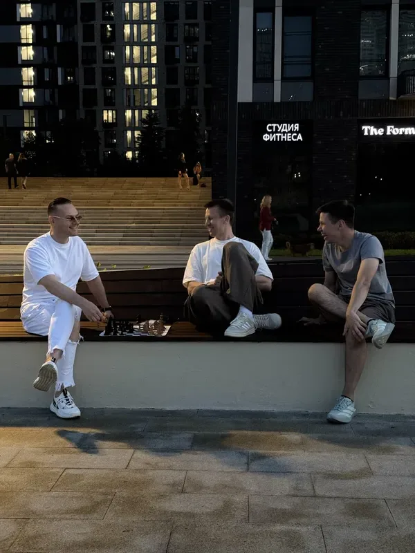 Vibe Chess in Moscow: An evening game on the benches by the water