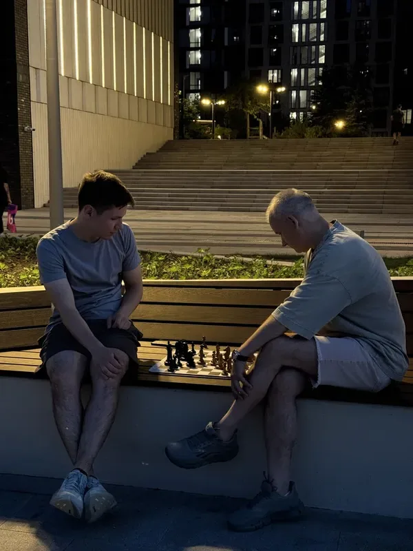 Vibe Chess in Moscow: Playing in the evening light on the embankment