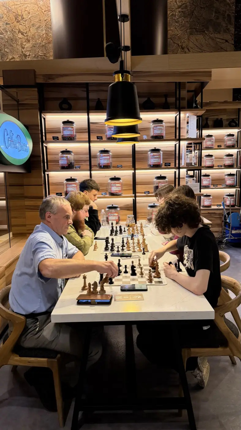 A row of tables in Coffee Bean: tournament games on several boards at once