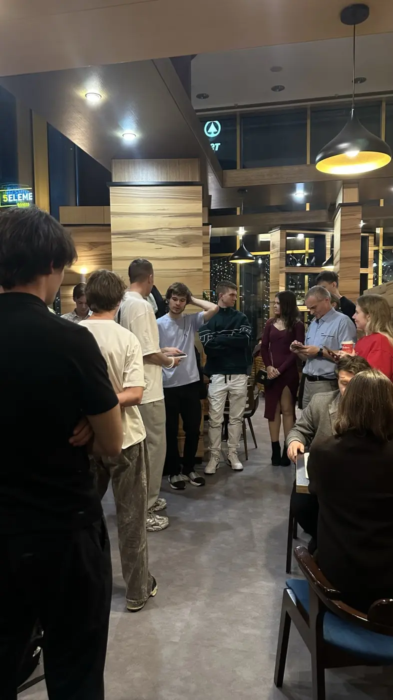 The Coffee Bean hall is full: players watching games and waiting for the next round
