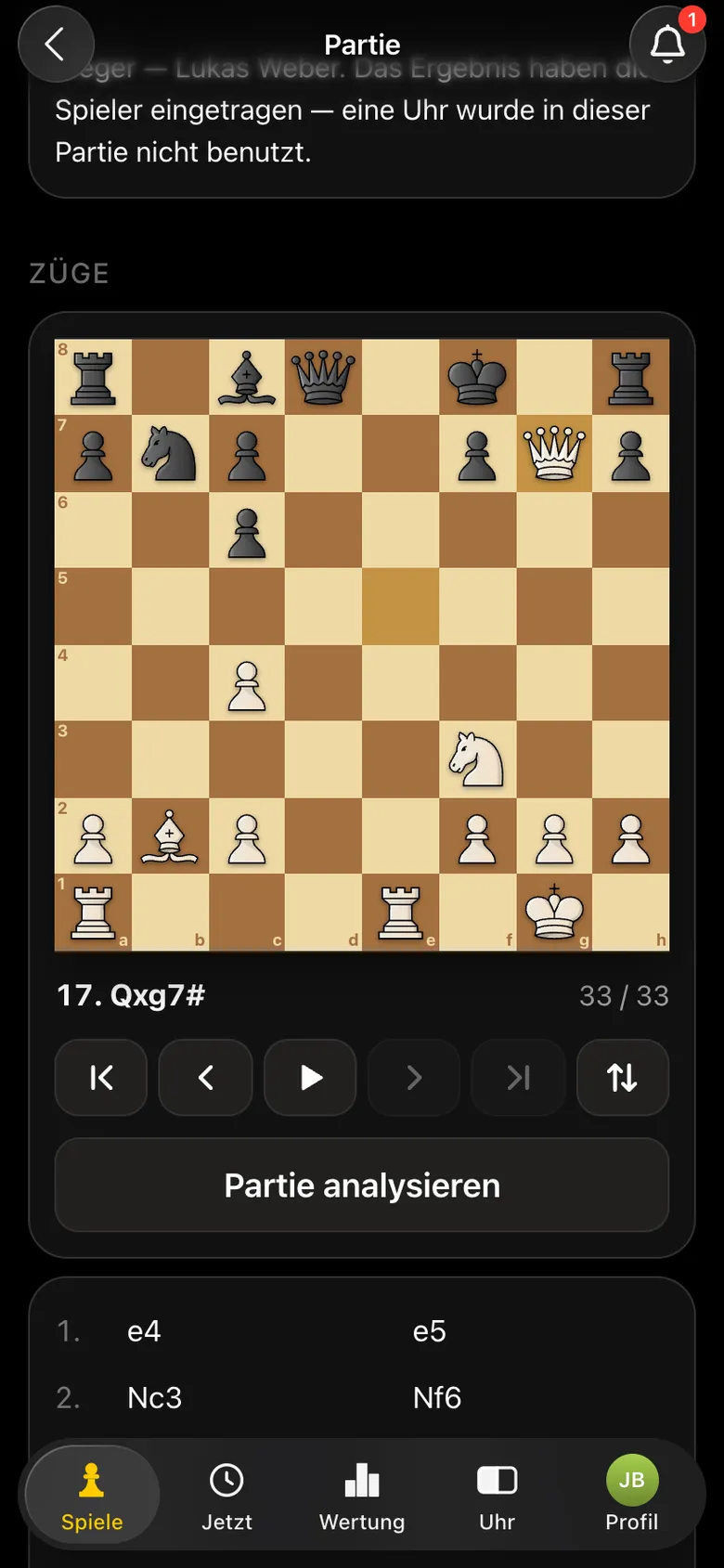 Das Brett mit Nachspiel-Buttons in der Partiekarte: Schlussstellung nach 17. Qxg7#, der Button „Partie analysieren“