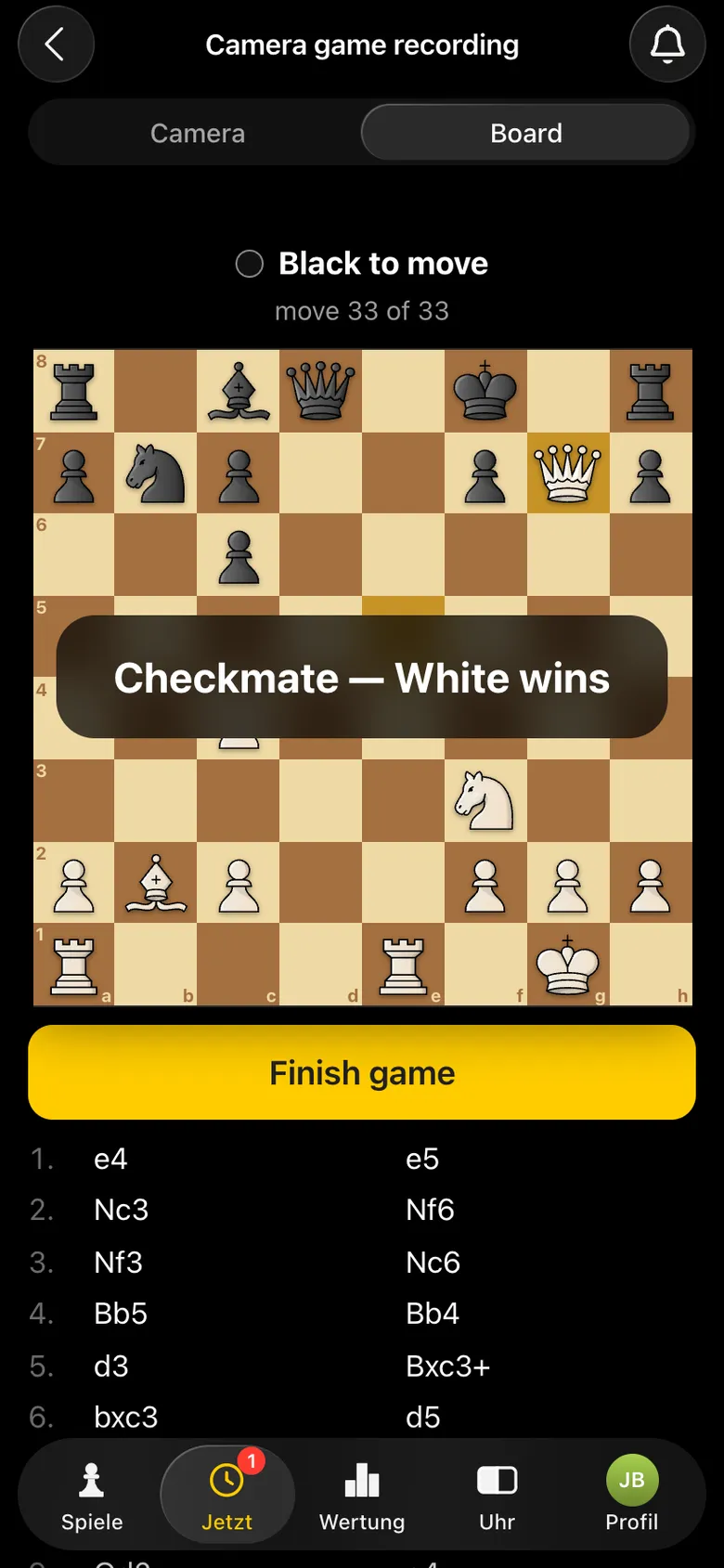 „Checkmate - White wins“ über dem Brett, Zug 33 von 33