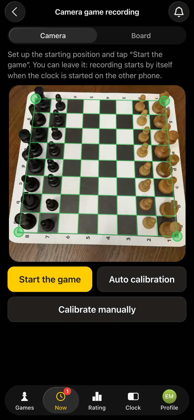 Camera viewfinder: the board in the starting position, a green frame on the corners, buttons “Start the game”, “Auto calibration”, “Calibrate manually”