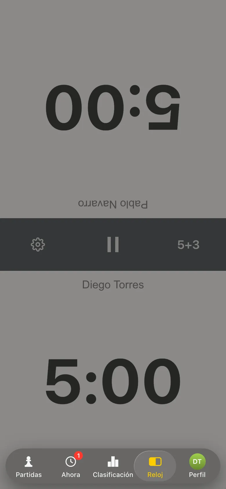 El reloj de ajedrez de la app: 5:00 para cada jugador, 5+3