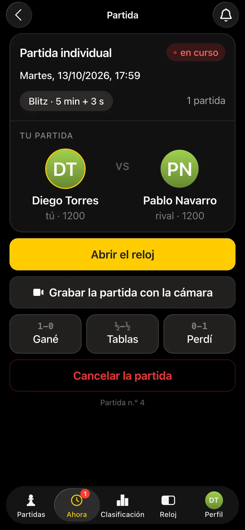 Pantalla de la partida de Diego: «Abrir el reloj», «Grabar la partida con la cámara», botones de resultado