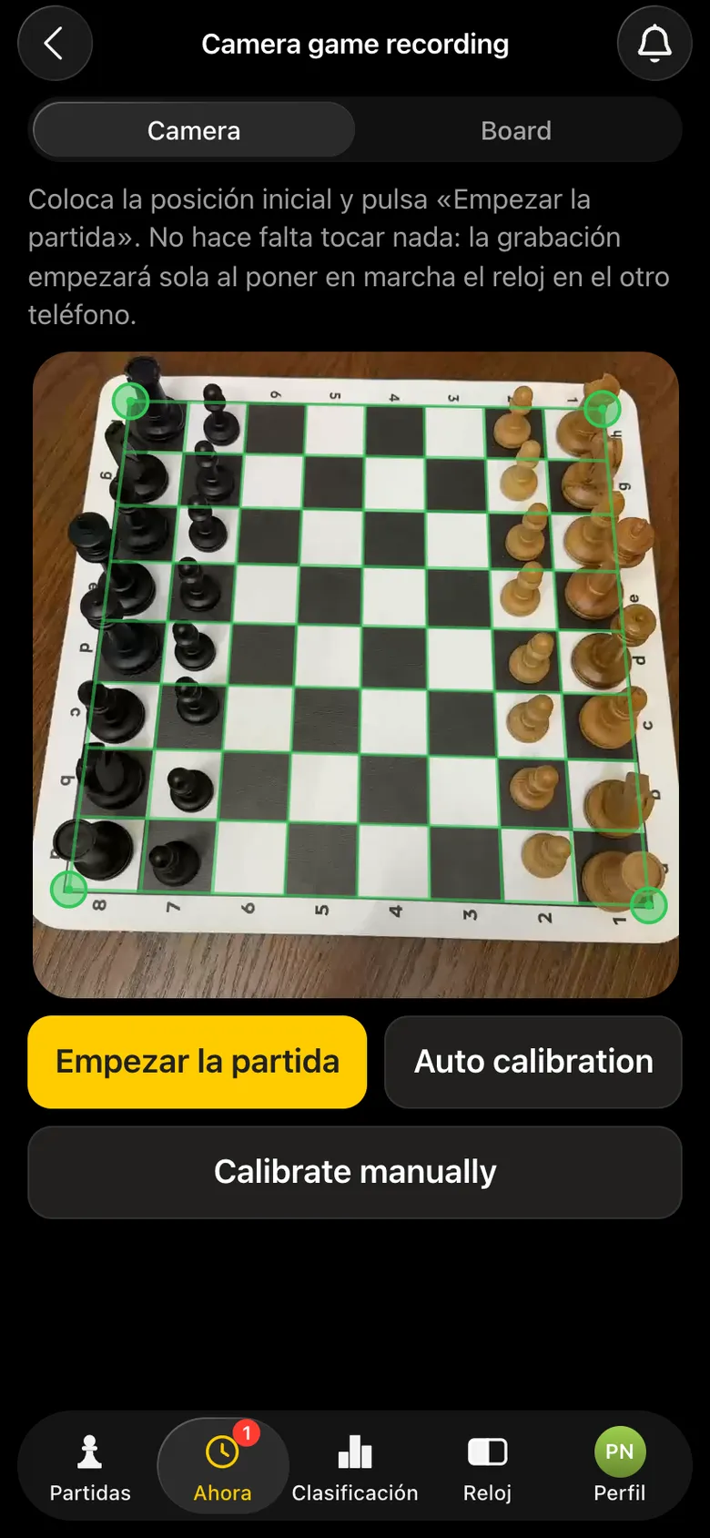Visor de la cámara: el tablero en la posición inicial, un marco verde en las esquinas, botones «Empezar la partida», «Auto calibration», «Calibrate manually»