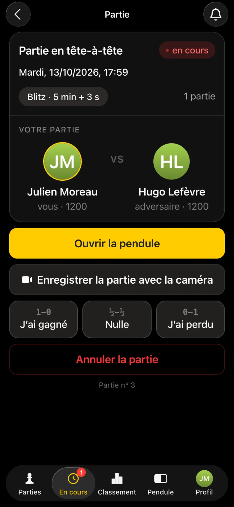 L’écran de la partie de Julien : « Ouvrir la pendule », « Enregistrer la partie avec la caméra », boutons de résultat