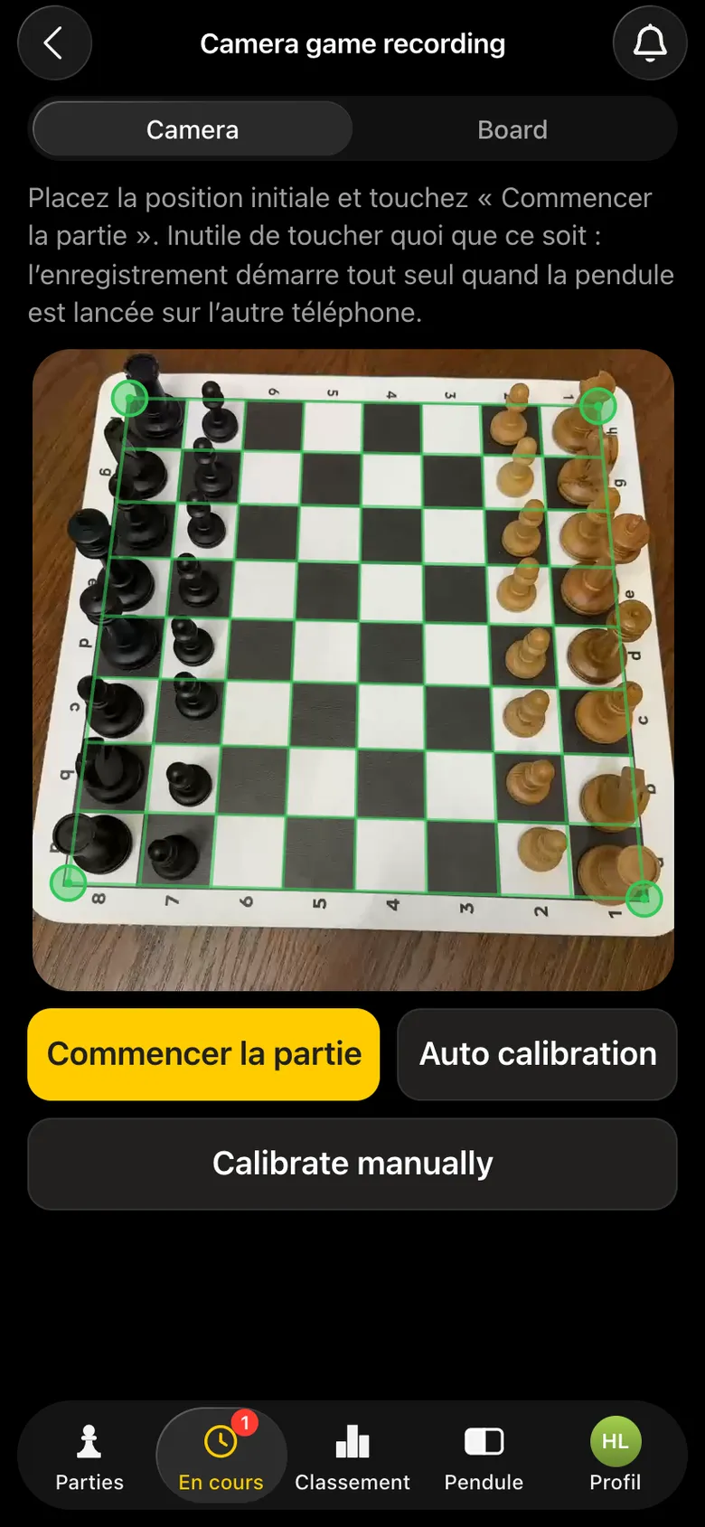 Le viseur de la caméra : l’échiquier en position initiale, un cadre vert sur les coins, les boutons « Commencer la partie », « Auto calibration », « Calibrate manually »