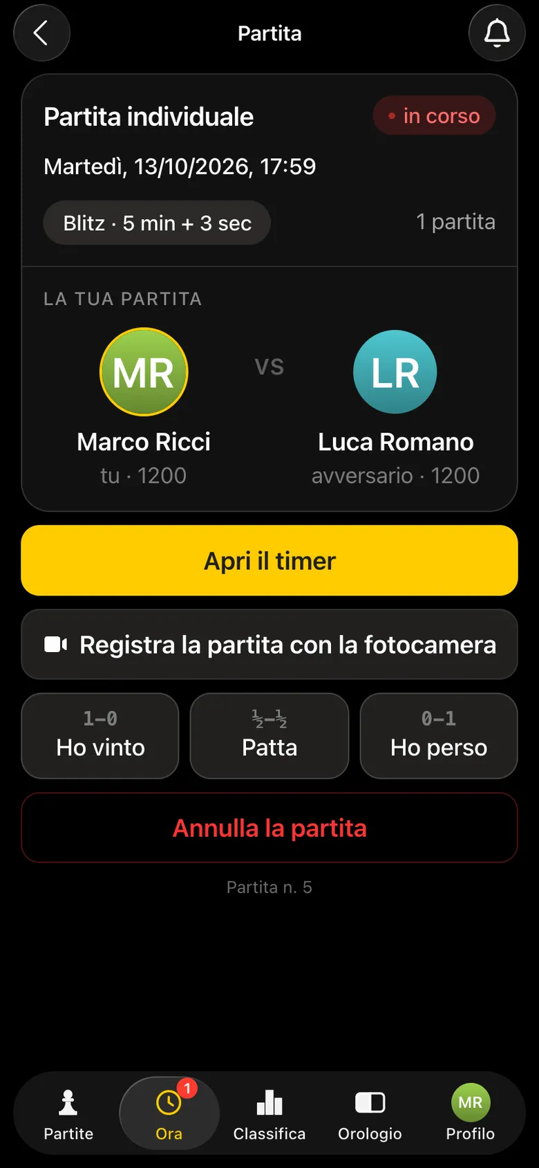 La schermata della partita di Marco: «Apri il timer», «Registra la partita con la fotocamera», i pulsanti del risultato