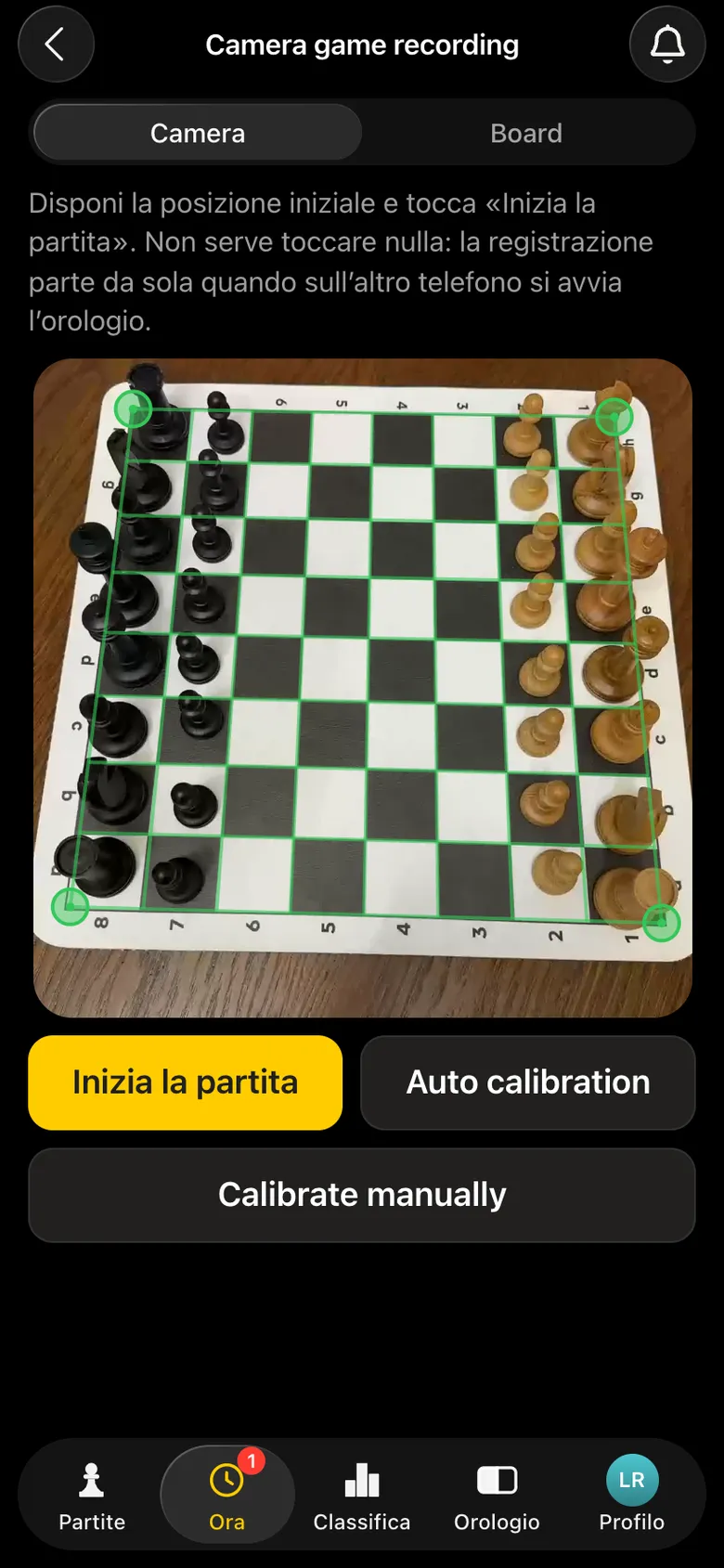 Il mirino della fotocamera: la scacchiera nella posizione iniziale, una cornice verde sugli angoli, i pulsanti «Inizia la partita», «Auto calibration», «Calibrate manually»